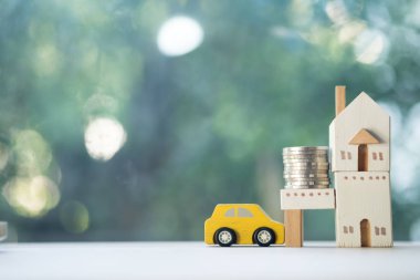 Gelecekte bir ev ile bir araba için para tasarrufu.