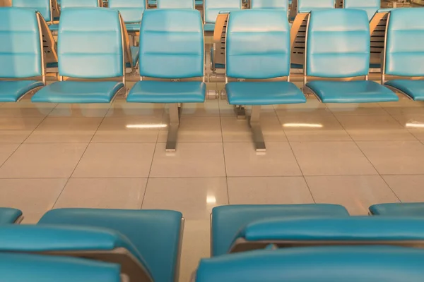 Banco azul en la terminal del aeropuerto con sillas —  Fotos de Stock