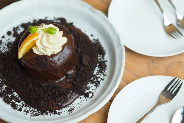 Pastel de lava de chocolate con rebanada de naranja y crema batida —  Fotos de Stock