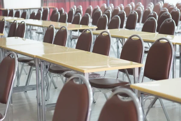 Fije perfectamente filas de nuevas sillas en la sala de conferencias —  Fotos de Stock