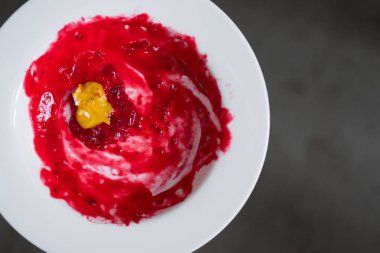 Sonra bitmiş leke çilek sosu yemek beyaz tabak üzerinde