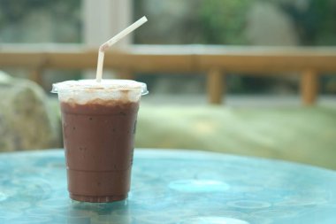Buzlu çikolata veya kakao içkisi. Lezzetli buzlu çikolata hizmet vermeye hazır.