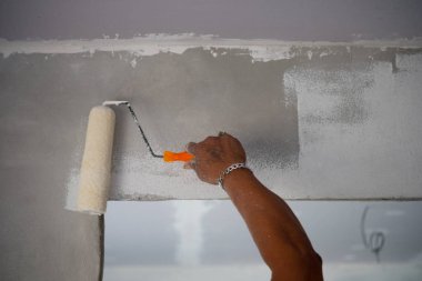 Kapalı bir uzatıcı silindir ile ressam boyama duvarları