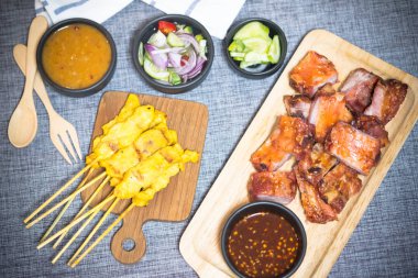 Domuz Satay kavrulmuş kaburga, Tay gıda ile servis