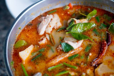 Sıcak ve ekşi çorba (Tom yum) Tayland en ünlü