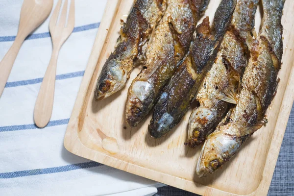 Kızarmış Kefal Balık Ahşap Tepsi Tay Yapımı Yiyecek — Stok fotoğraf