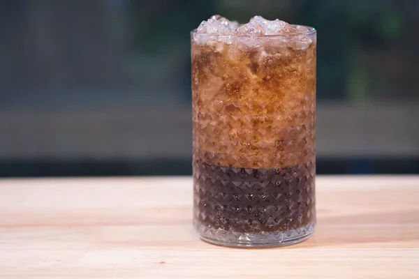 Een Fris Glas Frisdrank Met Ijs Houten Tafel — Stockfoto