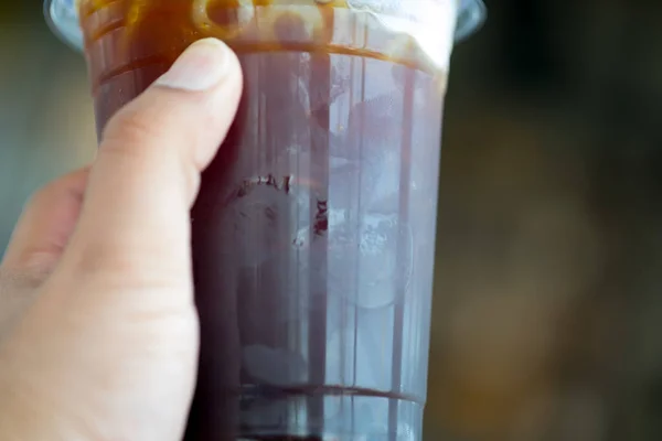 Café Noir Long Glacé Dans Verre Vue Latérale Rapprochée Main — Photo