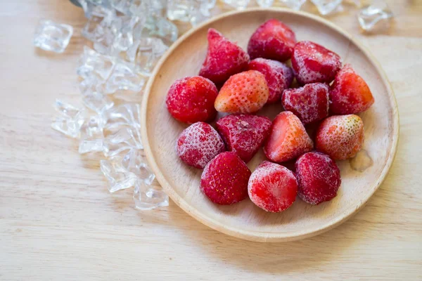 Fresas Rojas Maduras Frescas Congeladas Plato Madera — Foto de Stock