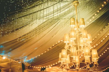 Lüks salonda düğün güzel kristal avize