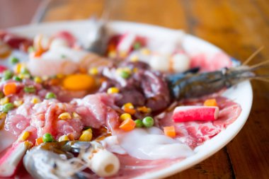 Tay sıcak pot büfesinde yemek pişirmek için hazır çanak yumurta ile taze çiğ yemek domuz karaciğer kalamar ve karides