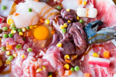 Tay sıcak pot büfesinde yemek pişirmek için hazır çanak yumurta ile taze çiğ yemek domuz karaciğer kalamar ve karides