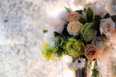 Dekorasyon düğünler için güller ile süslenmiş güller yapay çiçekler yakın