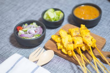 Domuz eti sos ve sirke, Tay tarzı gıda salatalık dilimleri ve soğan olan turşu ile yemek yeme