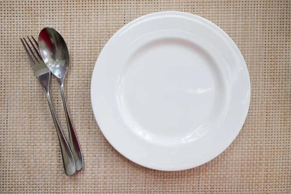 Piatto Colore Bianco Utensile Cucchiaio Forchetta Sul Tavolo Del Ristorante — Foto Stock