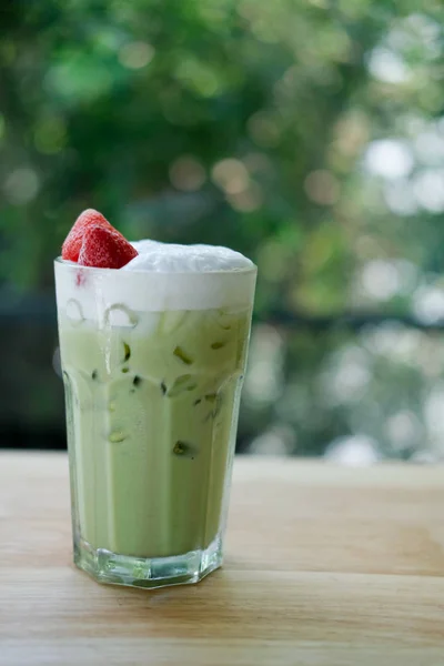 Taze çilek ile Matcha yeşil çay latte ahşap tabel koymak