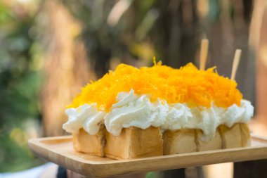 Üstünde krem ve altın yumurta sarısı iplik ile tost