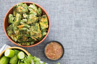 Tırmanma Wattle ile kızarmış yumurta. (Cha-OM omlet)