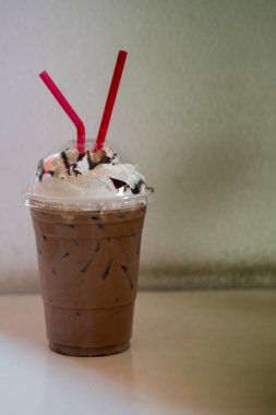 Krem şanti ile buzlu kakao 