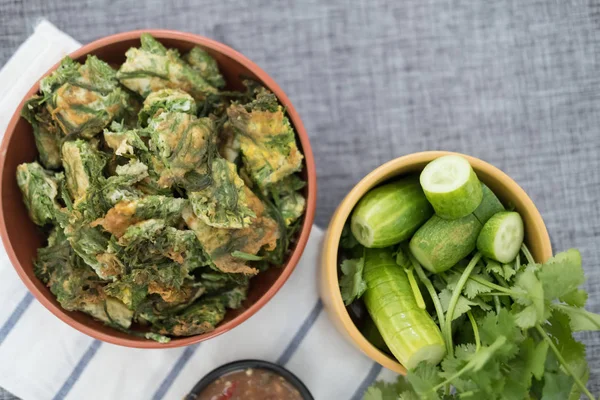 Kızarmış akasya pennata omlet veya Cha-OM yumurta ile akasya ve baharatlı