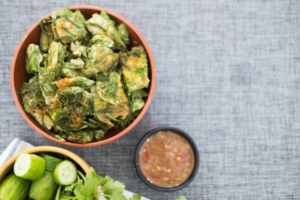 Tırmanma Wattle ile kızarmış yumurta. (Cha-OM omlet)