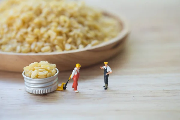 Miniatuur mensen chef Select moong dal namkeen fris en knapperig. — Stockfoto