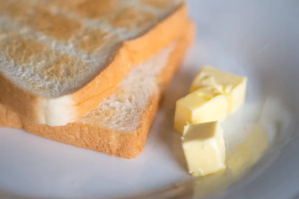 Petit déjeuner matinal, beurre et toasts . — Photo