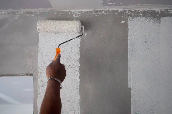 Profesyonel ressam çalışan bir duvar boyama