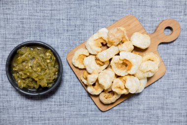 Nam prik NUM gevrek derin kızarmış domuz derisi ile hizmet, Tayland f