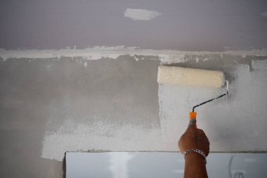 Rulo fırça ile boyama Oluşturucusu işçisi