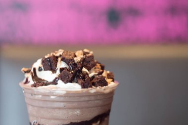 Çikolata ve kek ile krem kırbaçlanan