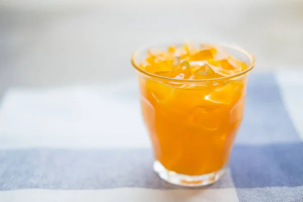 Vaso de zumo de naranja fresco con cubitos de hielo — Foto de Stock