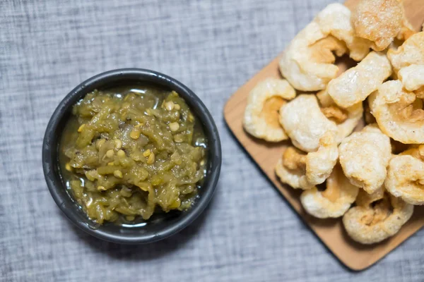 Nam prik NUM gevrek derin kızarmış domuz derisi ile hizmet, Tayland f