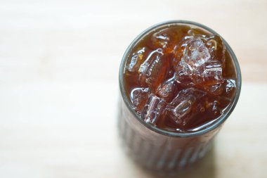 Seçici odak buzlu siyah kahve