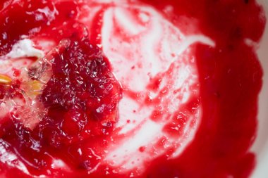 Beyaz çanak üzerinde Çilek reçel ile lekelenmiş