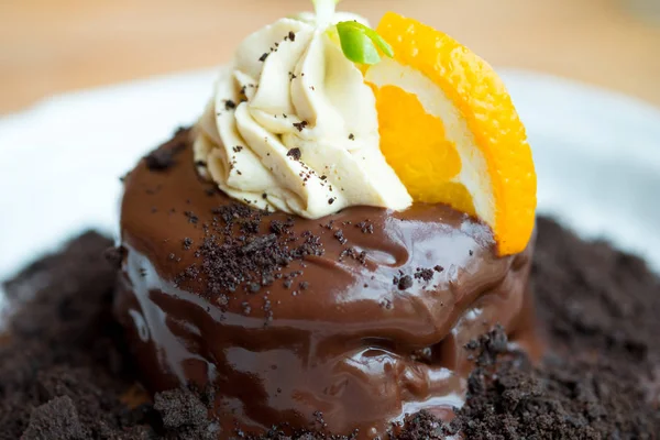 Fondant de chocolate y rebanada de naranja con crema batida en la parte superior , — Foto de Stock