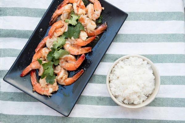 Delicioso de camarão servido com arroz cozido tailandês — Fotografia de Stock