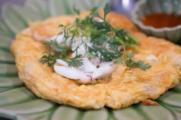 Omelet met krab vlees op een groene plaat — Stockfoto