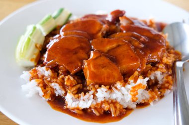 Pirinç ve salatalık ile kırmızı domuz