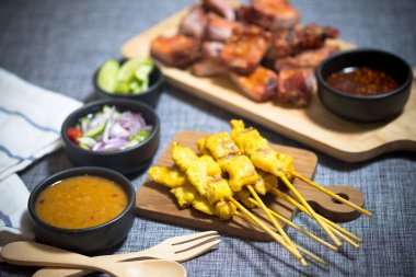 Domuz Satay ızgara domuz eti tatlı fıstık daldırma sos ile servis