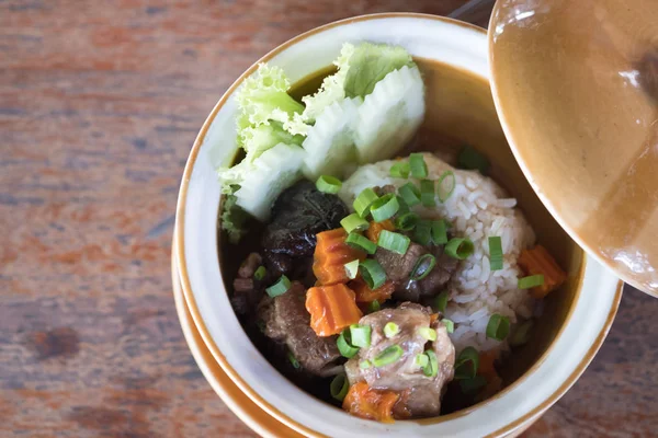 Daging babi panggang disajikan dengan nasi di atas piring . — Stok Foto
