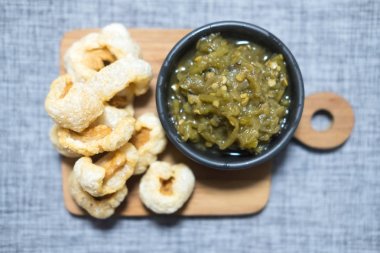 Nam prik NUM gevrek derin kızarmış domuz derisi ile hizmet, Tayland f