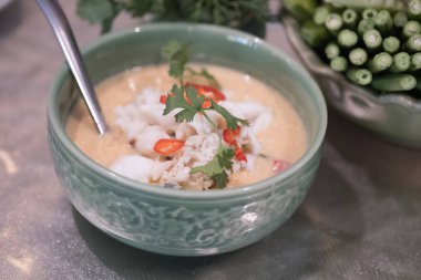 Hindistan cevizi sütü ile yengeç soya fasulye daldırma sos