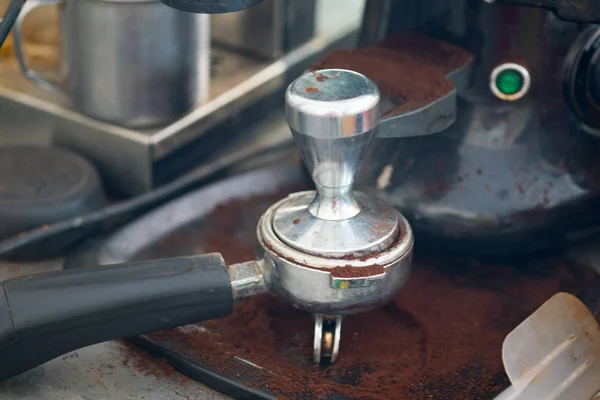 Espresso schot uit koffiezetapparaat in coffeeshop — Stockfoto
