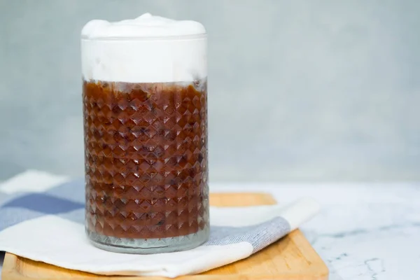 Caffè freddo in un bicchiere alto con crema — Foto Stock