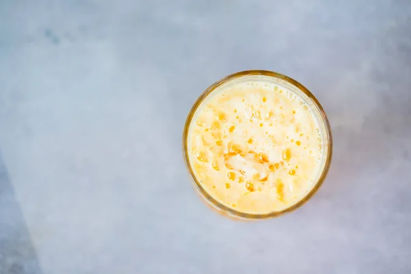 重量ドリンクエピソードモールを失うためにガラス飲料のオレンジスムージー — ストック写真