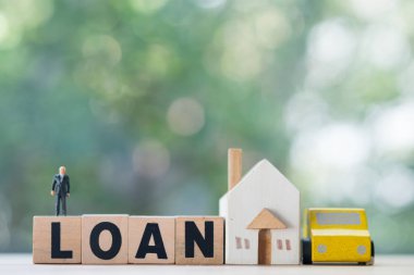 Ahşap blok kelimeler üzerinde minyatür işadamı standı ahşap ile Kredi