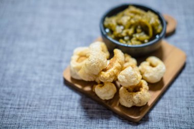 Gevrek derin kızarmış domuz deri ya da Domuzderisi