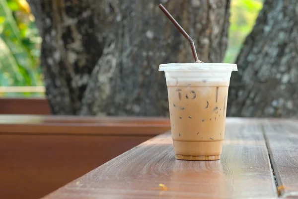 Kopi cappuccino es dalam gelas plastik dengan jerami — Stok Foto
