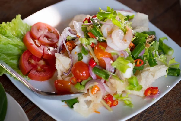 Pedas salad seafood dengan salad udang cumi-cumi — Stok Foto